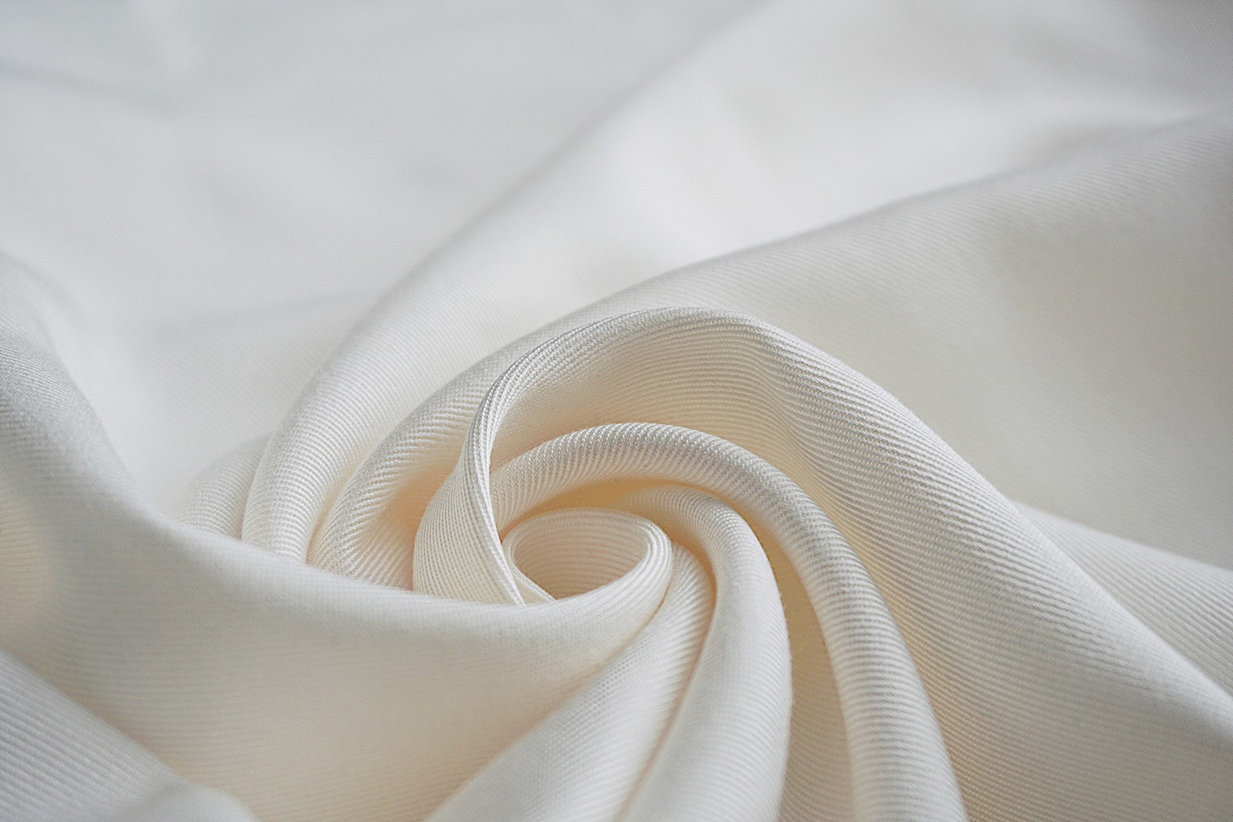 Какие ткани чаще всего используются для изготовления одежды?
